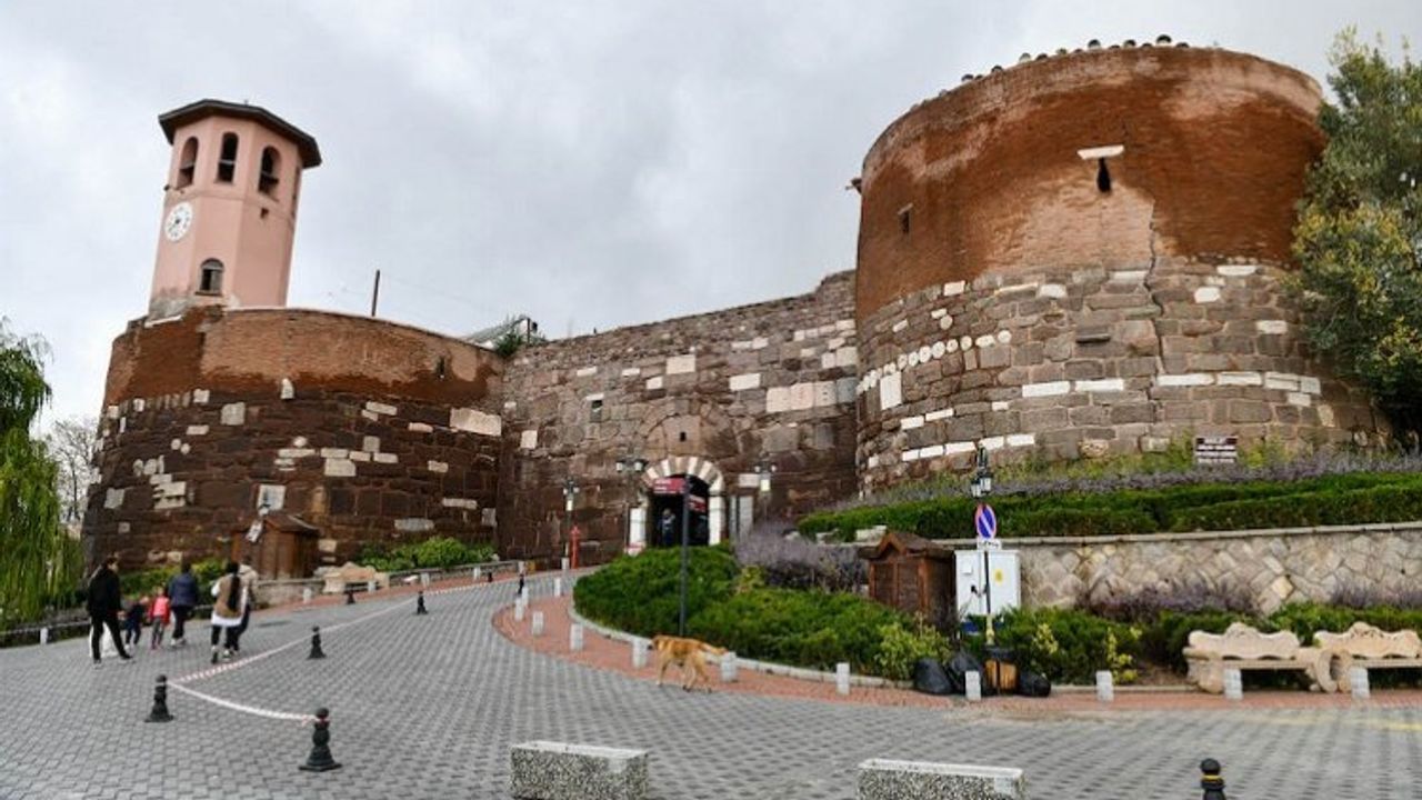 Ankara Kalesi, Zindankapı Burcu, Güney Burçları ve Saat Kulesi’nin restorasyonu başladı.