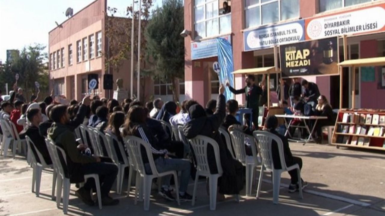 Diyarbakır'da Kitap Mezadı öğrencilerle buluştu