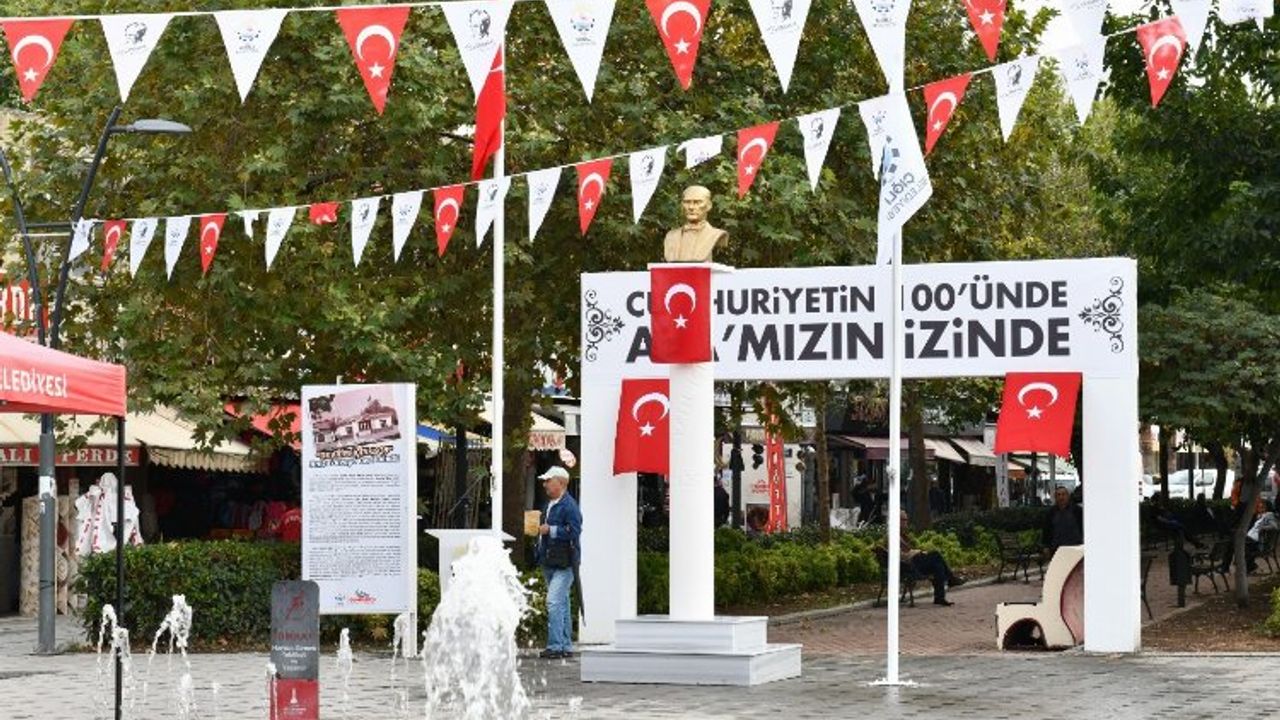 Kayıp tarihi anıt ve Atatürk büstü Çiğli'de ilk yerine taşındı
