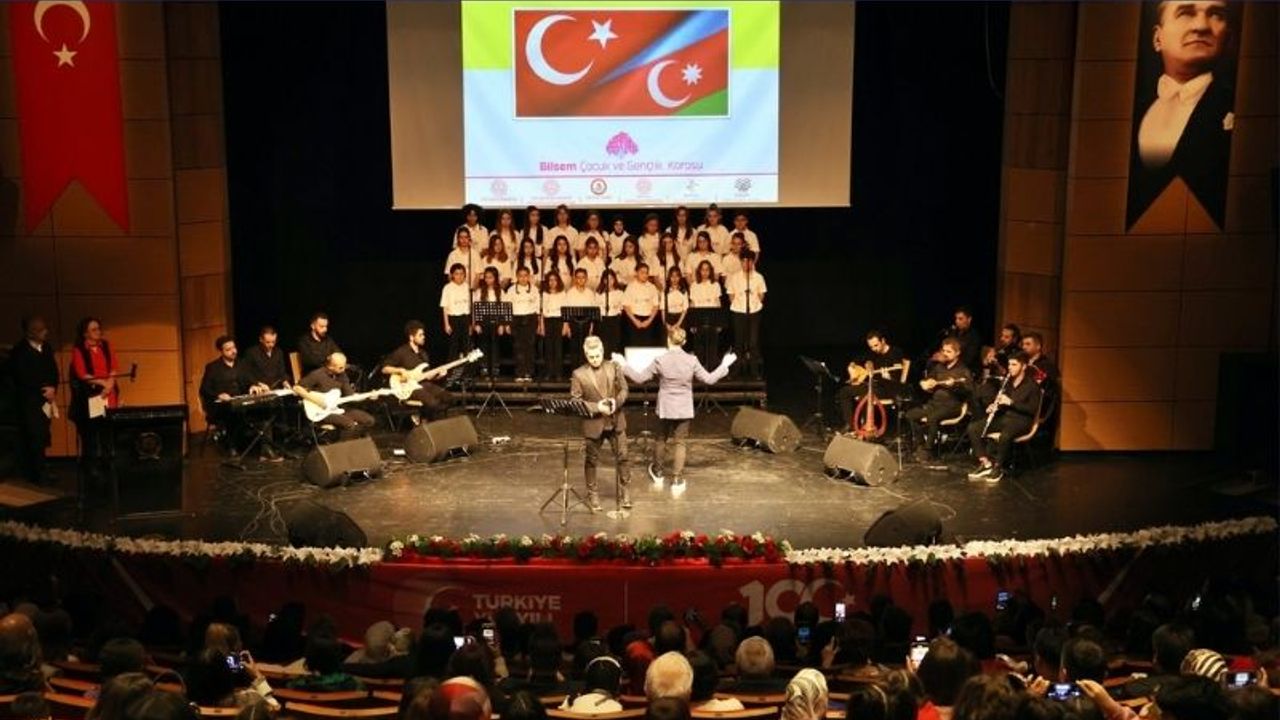 30 öğrenci, Cumhuriyetin 100’üncü yılına özel 12 dilde konser verdi.