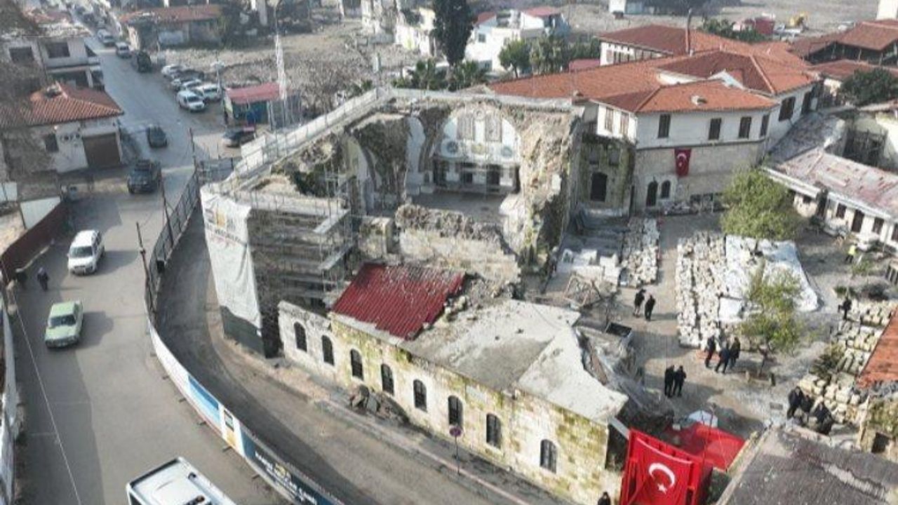 Depremde yıkılan Habib-i Neccar Camii’nde restorasyonu devam ediyor.