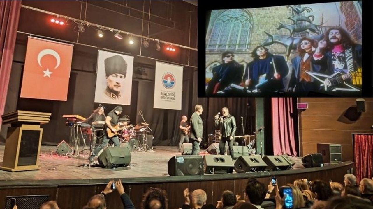 Nebil Özgentürk ve Ali Altay, Barış Manço ve Cem Karaca’yı şarkılarıyla andı.