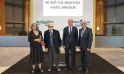 Ayşegül Devecioğlu, 69. Sait Faik Hikaye Armağanı ödülünü Doğan Hızlan'ın elinden aldı.