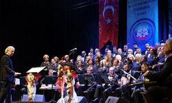 Bursa Nilüfer Musiki Derneği Korosu, 'Emel Sayın şarkıları' ile dinleyenleri mest etti.