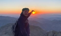 30 aktivist 2973 metre yüksekliğindeki Mereto dağının zirvesinden güneşin doğuşunu izledi.