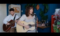 Ayça Özefe, “akustik yansıma” ile eski günleri yad etme için müziği derinden hissettirecek