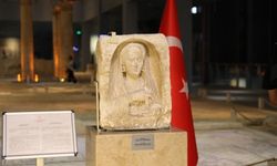 İtalya'dan iadesi sağlanan Zeugma kökenli mezar stelini Zeugma Mozaik Müzesi'ne yerleştirildi.