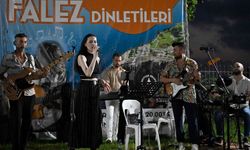 Grup Ganjband, falezlerde müzik ziyafeti yaşattı.