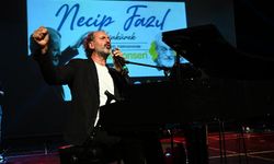 Yücel Arzen, Necip Fazıl Kısakürek'in şiirlerini Bursa'da icra etti.