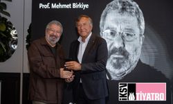 Mehmet Birkiye’ye 27. İstanbul Tiyatro Festivali onur ödülü verildi.