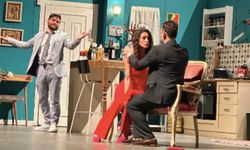 Tolga Güleryüz'ün anısına sahnelenen 'Pembe Pırlantalar' kapalı gişe oynuyor.