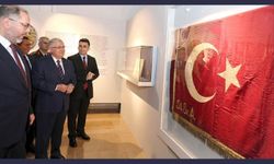 Atatürk’e İzmir’in kurtuluşundan sonra halkın hediye ettiği sancak Harbiye Askeri Müze’de sergilenmeye başladı.