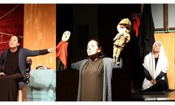 “Filistin Hakkında Konuşmalıyız” tiyatro oyunu Manisa’da sahnelendi.