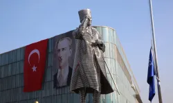 Heykeltraş Rıdvan Sevim'in "Atatürk" heykeli Bursa Kent Meydanı'nda açıldı.