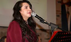 Zeynep Demir, Türk Sanat Müziği Korosu eşliğinde şiirlerini seslendirdi.