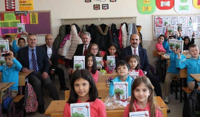 44 bin 500 ilkokul 3. sınıf öğrencisine “Başarmaya Hazırım” kitabı Konya'da hediye edildi.