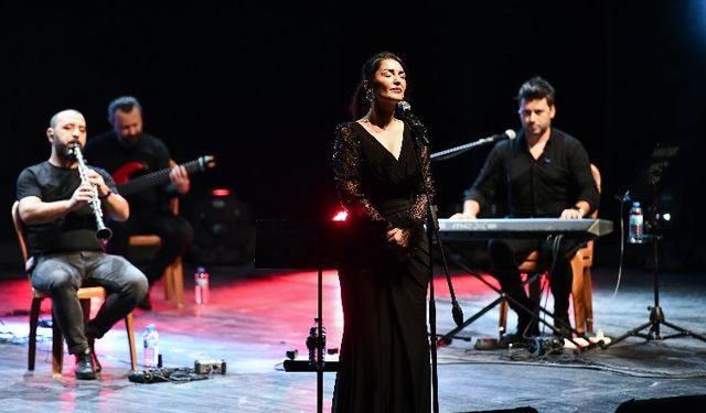 Esra Öztürk, Atatürk'ün sevdiği şarkıları söyledi