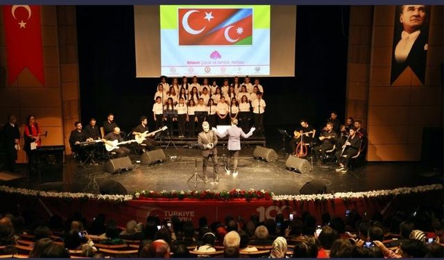 30 öğrenci, Cumhuriyetin 100’üncü yılına özel 12 dilde konser verdi.