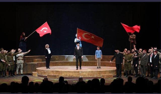 "Cumhuriyete Doğru" tiyatro oyunu İstanbul'da izleyici ile buluştu