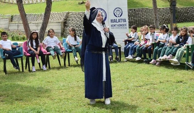 Nilüfer Zontul Aktaş çocuklara Ninem Korkut’tan masallar anlattı.