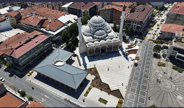 Tarihi Cedidiye Meydanı ve Camii çevresi yenileniyor.