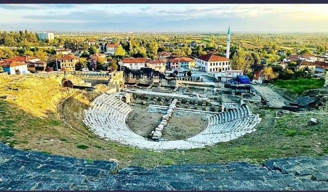 Konuralp Antik Tiyatrosu restorasyon için gün sayıyor