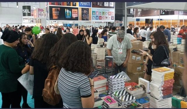 370 bin kitapsever 9. CNR Mersin Kitap Fuarını ziyaret etti.