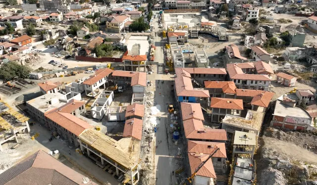 Hatay’da depremde yıkılan Tarihi Uzun Çarşı'da depremin izleri siliniyor