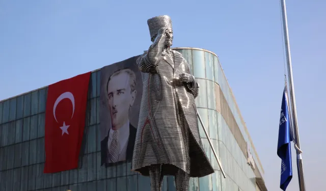 Heykeltraş Rıdvan Sevim'in "Atatürk" heykeli Bursa Kent Meydanı'nda açıldı.