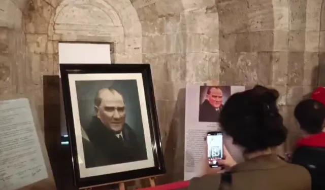 Ressam Şeref Sonel'in yaptığı Atatürk portresinin orijinali Anıtkabir'de sergileniyor