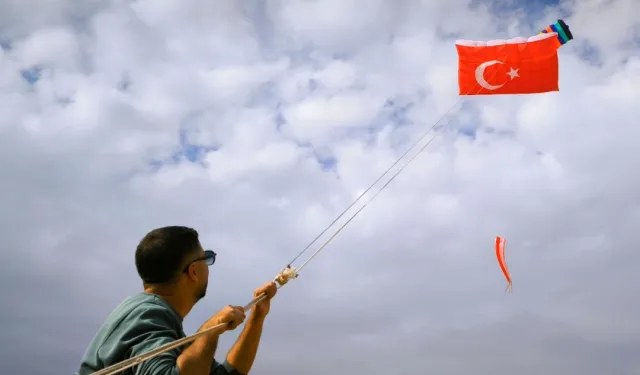 Zahit Mungan, en büyük Türk bayrağı uçurtmasını Mardin semalarında uçurdu