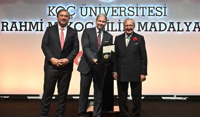 Prof. Dr. Mete Atatüre, Rahmi M. Koç Bilim Madalyası’nın sahibi oldu.