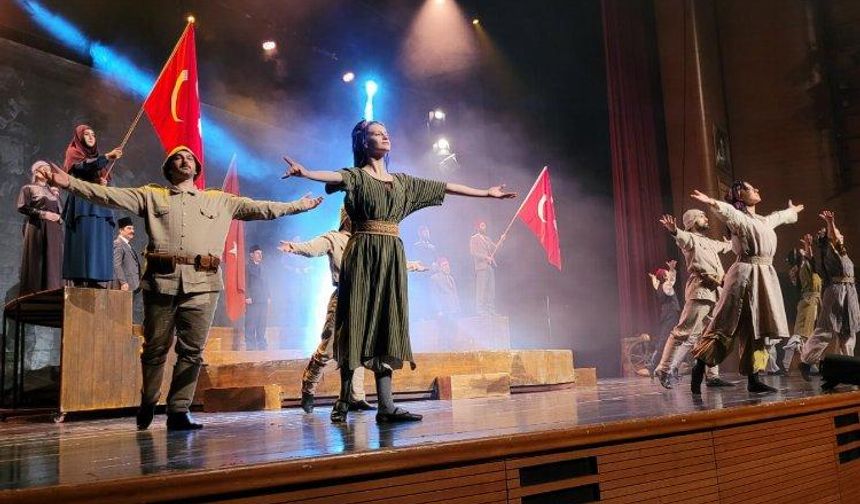 'Cumhuriyete Doğru' oyunu Bursalılarla buluştu