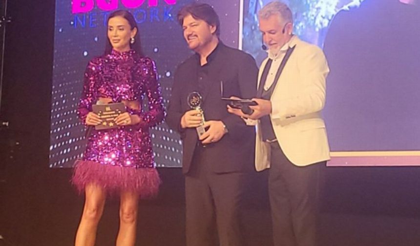 Ahmet Şafak 'yılın özgün sanatçısı' ödülünü “Neyse” ile aldı.