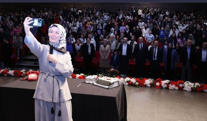 Hatice Kübra Tongar, çocuklarla sohbet etmeyi, ayar vermekten ibaret sanıyoruz.